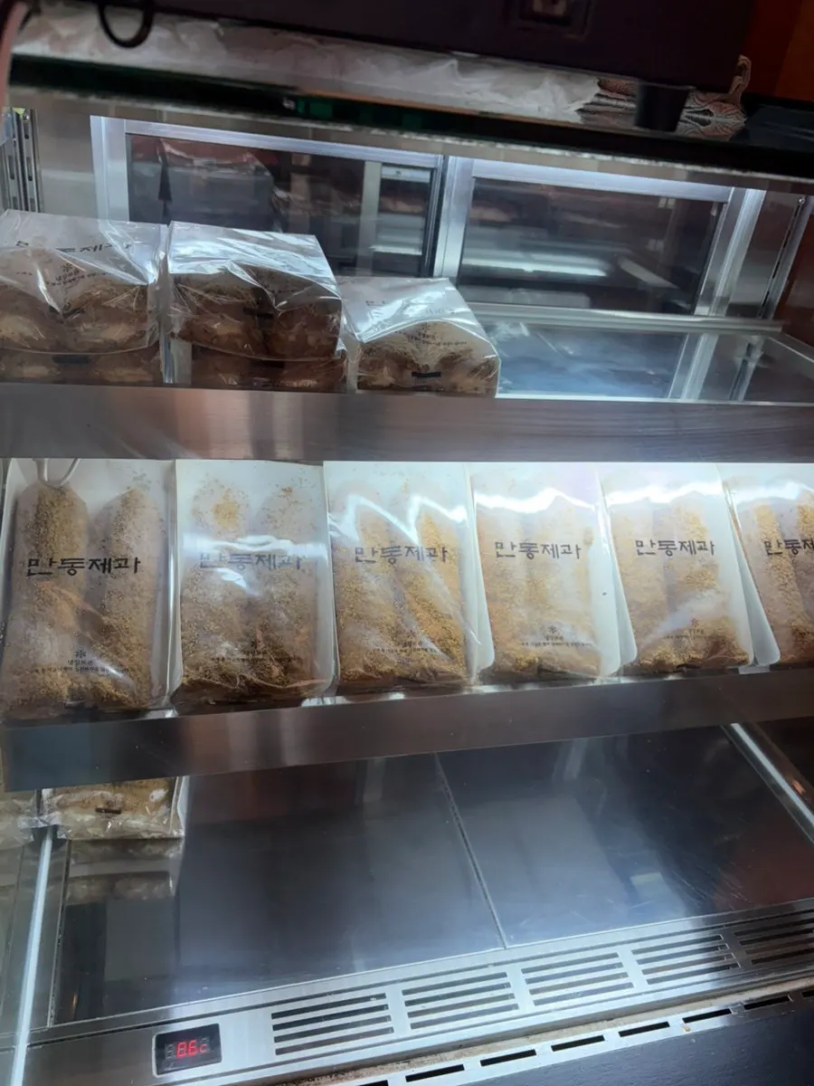 Scene mentioning the bread-packing service