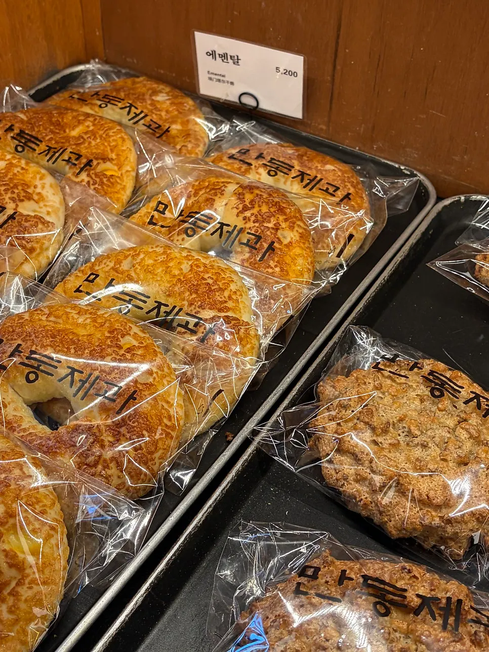 Bread display case at Mandong Jegwa Yeonnam Branch