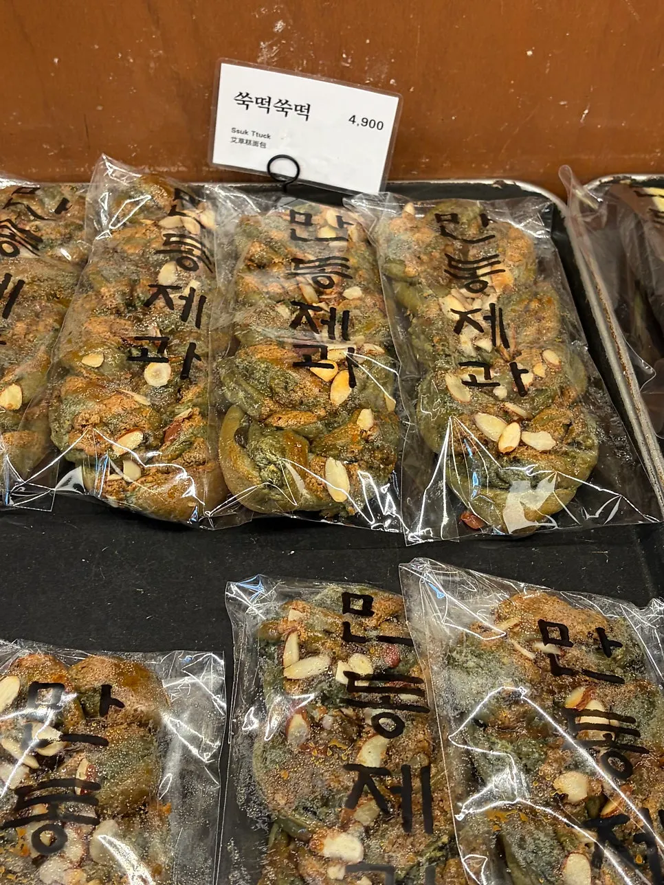 Assorted breads displayed at Mandong Jegwa Yeonnam Branch