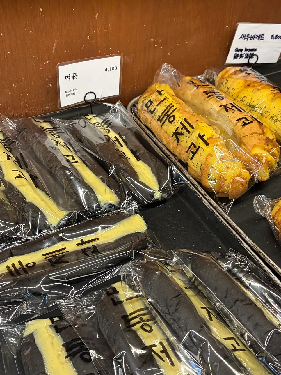 Mandong Jegwa's signature garlic baguette