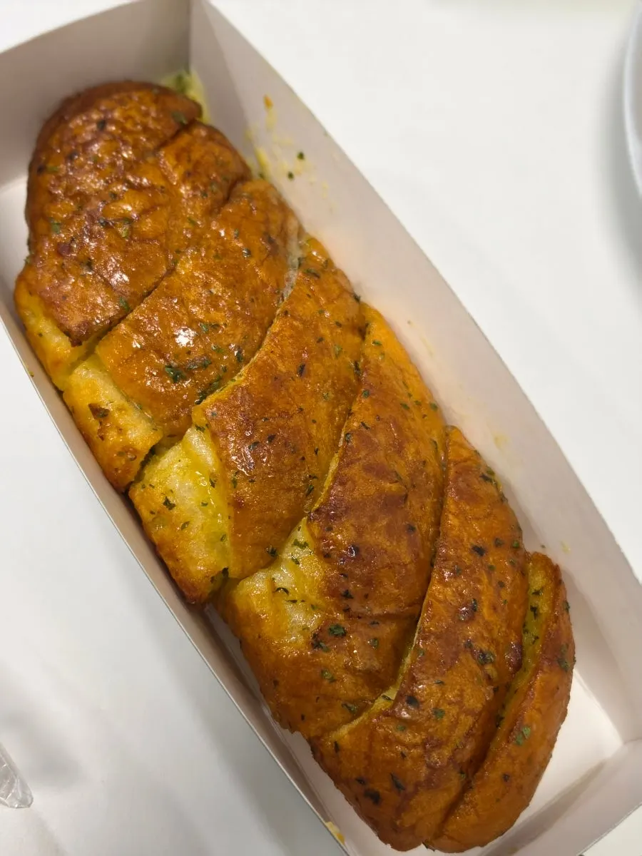 Mandong Jegwa's signature garlic baguette