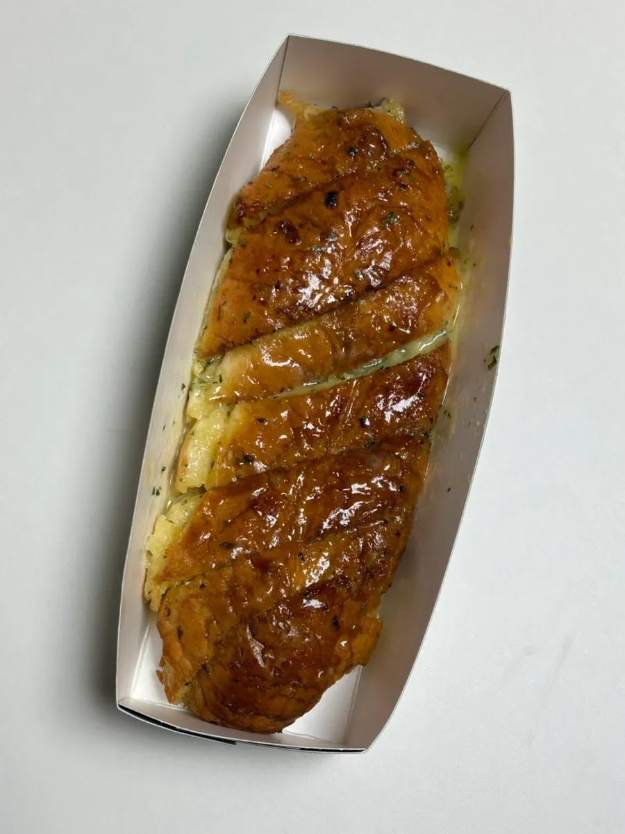 Mandong Jegwa's signature garlic baguette