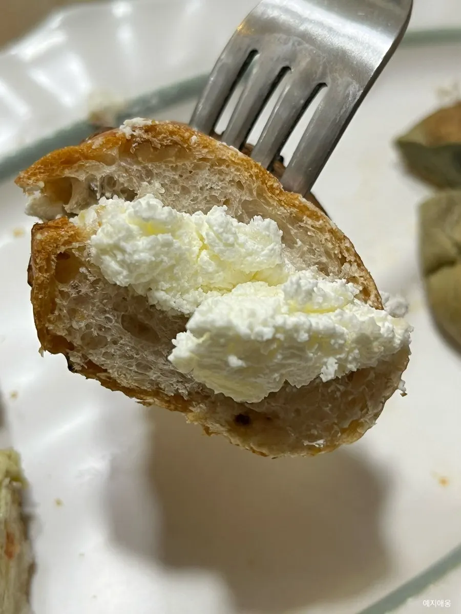 Cream filling in the Onion Bagel