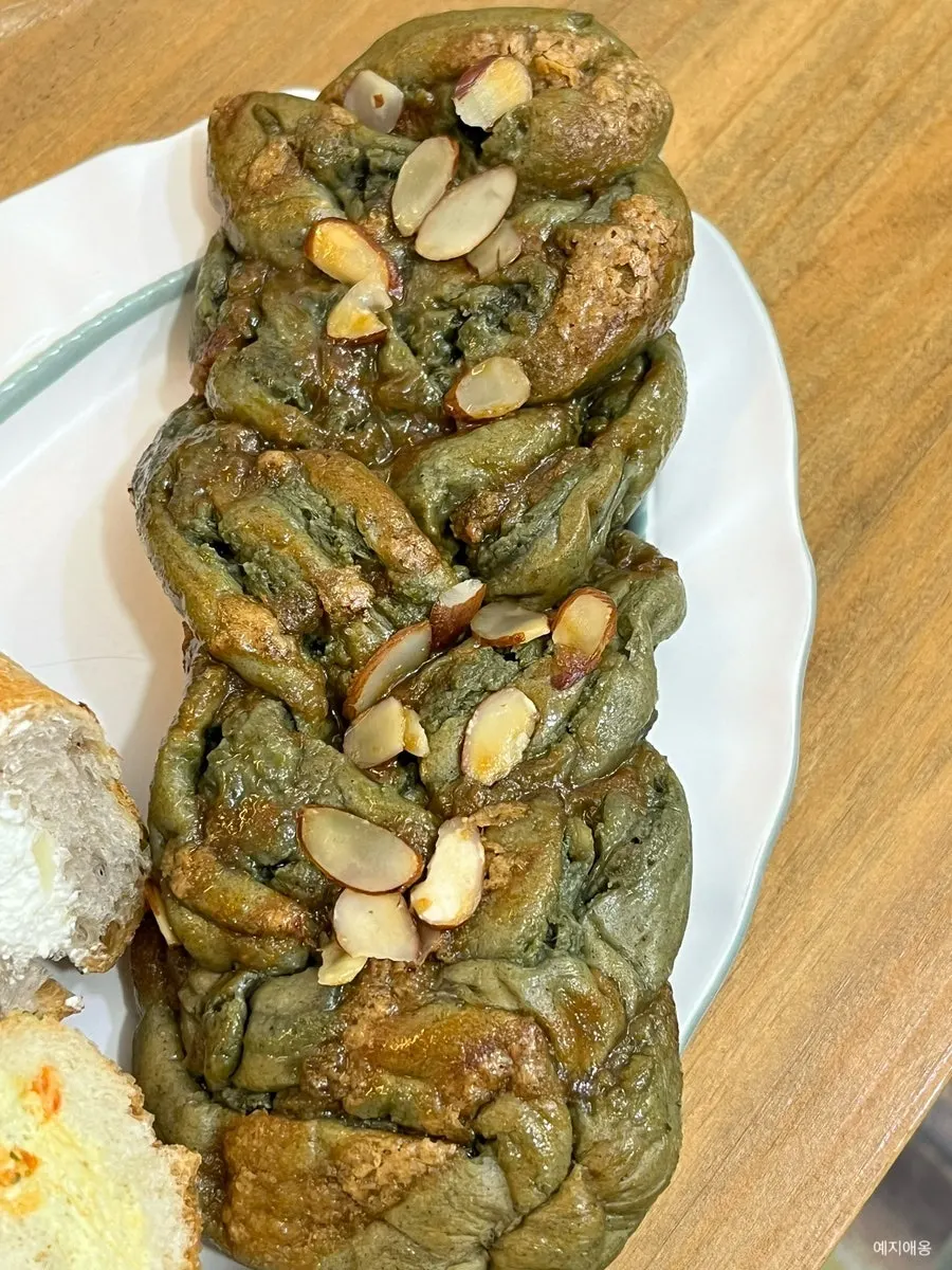 Bread topped with mugwort rice cake and soybean powder