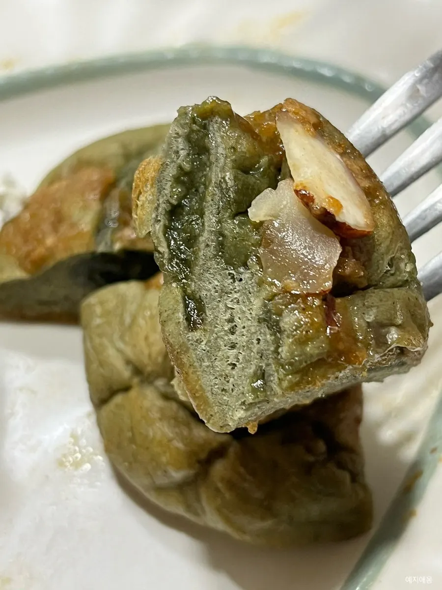 Chewy mugwort rice-cake texture in Ssuk-tteok Ssuk-tteok