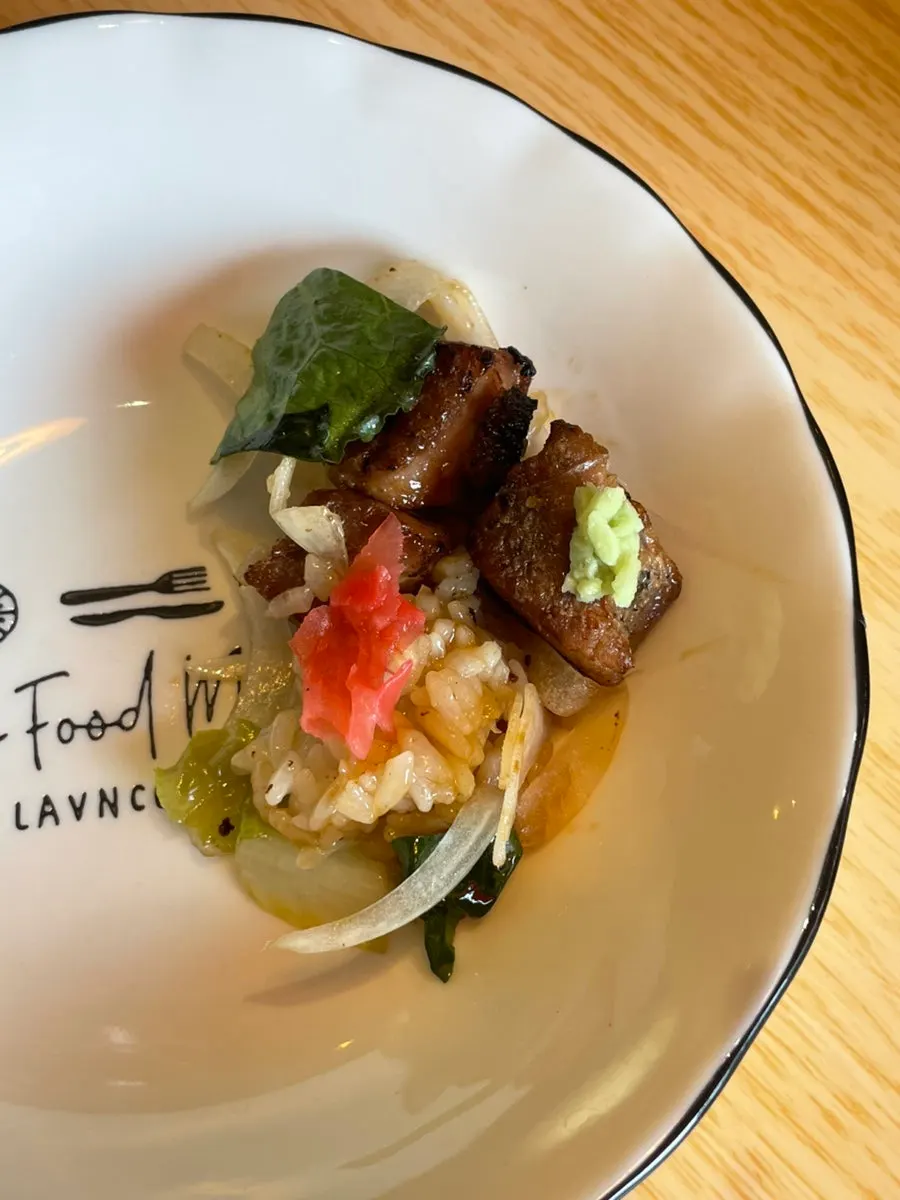 Fire-grilled pork-neck cube steak rice bowl