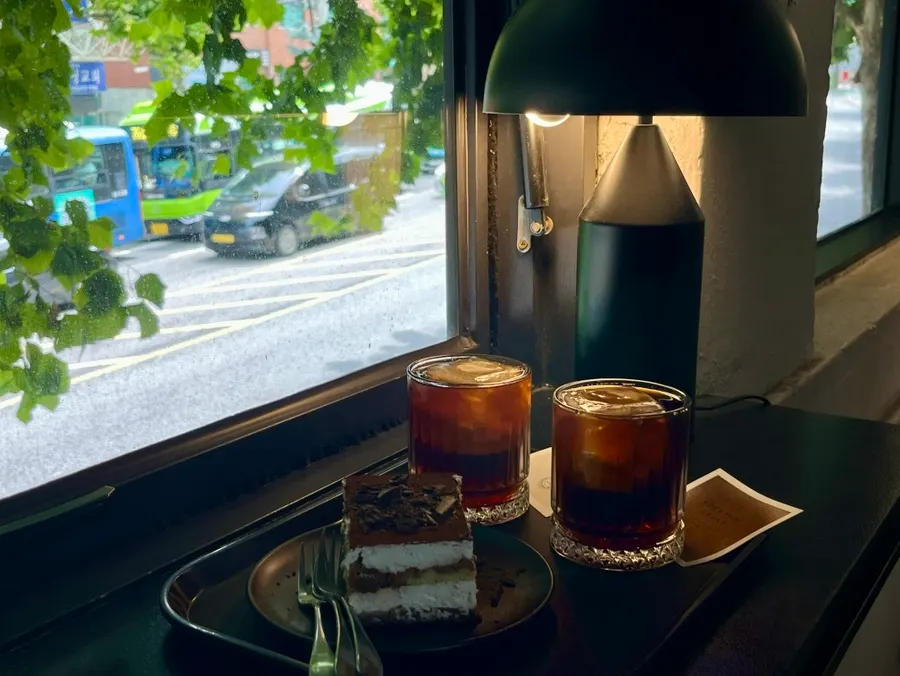 A cup of Ethiopia Yirgacheffe Chelbesa brewing coffee