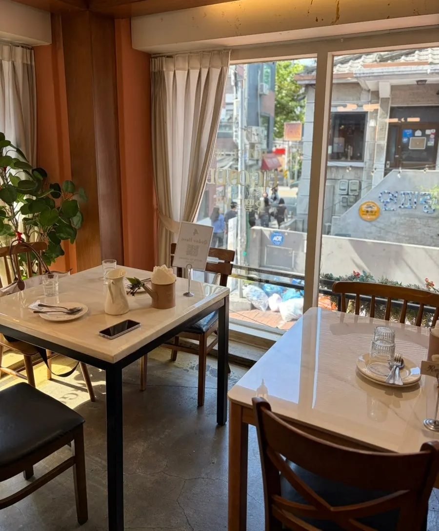 Window seat at Hôtel de Couture