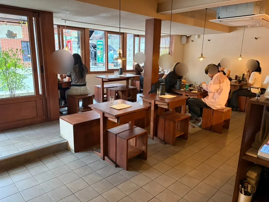 우드톤 종로돈부리 연남 내부