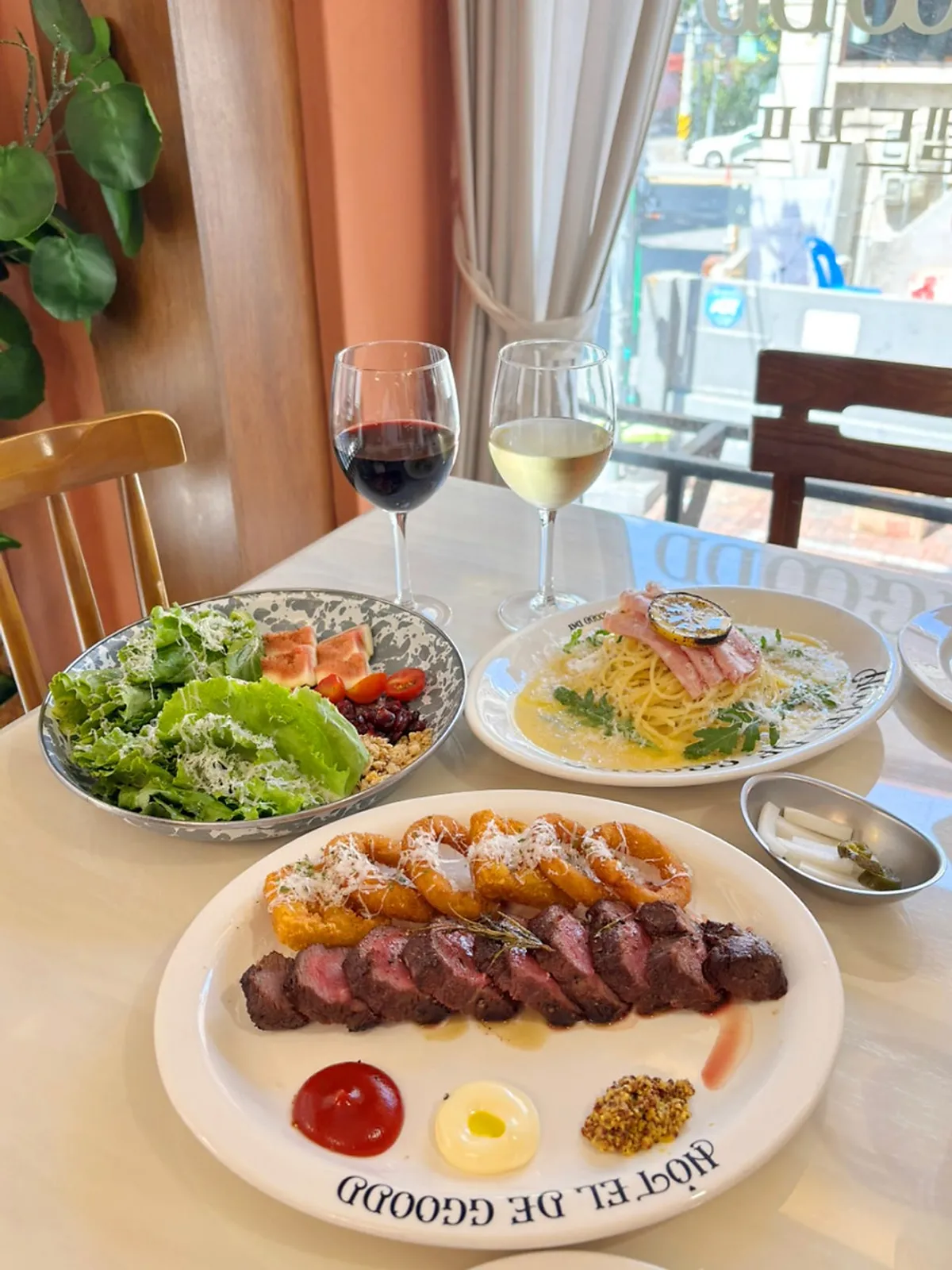 A plate of house steak at Hôtel de Couture