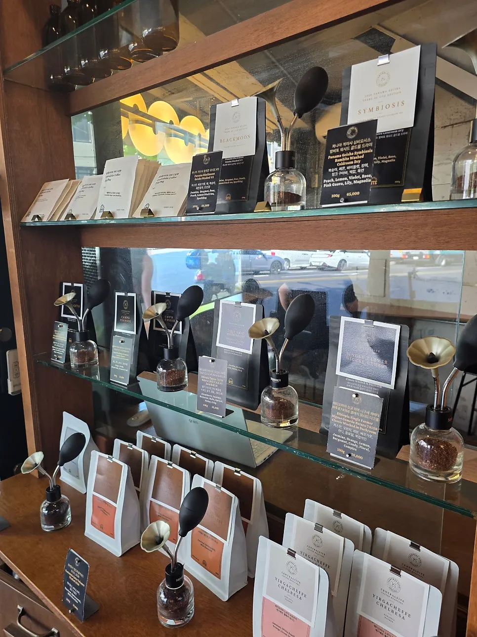 Hand-drip bar counter at Central Site Yeonnam