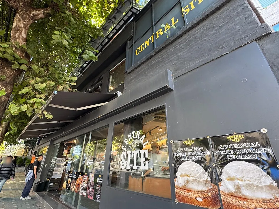Interior view of Central Site Yeonnam café in Yeonnam-dong