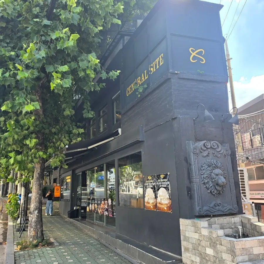 센트럴사이트 연남점 건물 외관과 간판