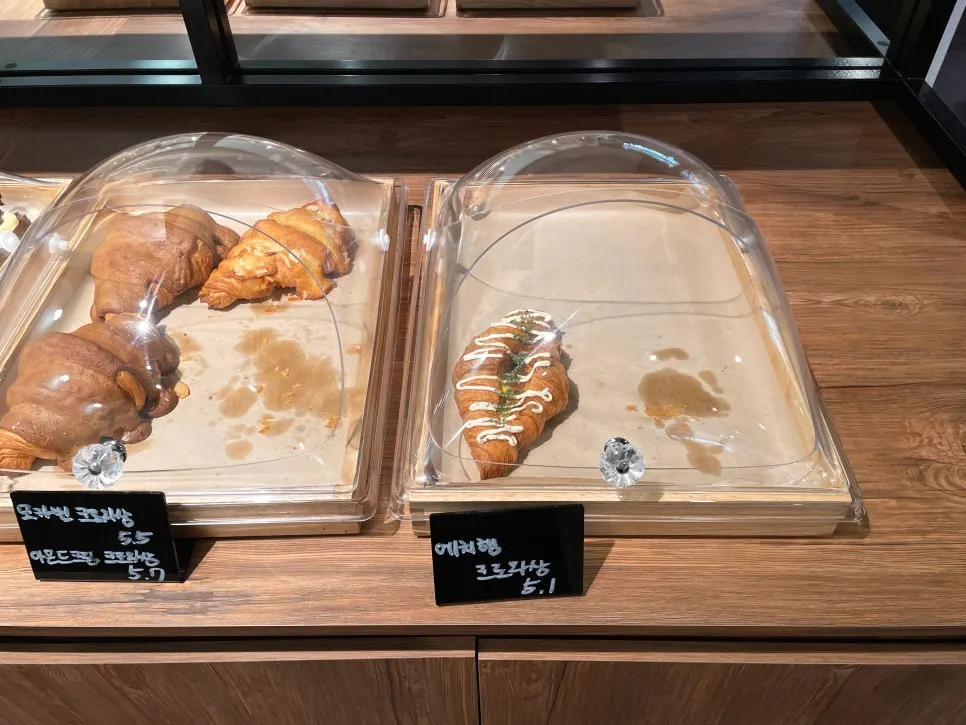 Bakery display corner