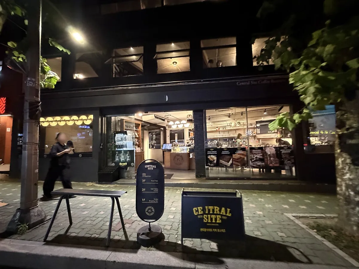 Café date photo at Central Site Yeonnam