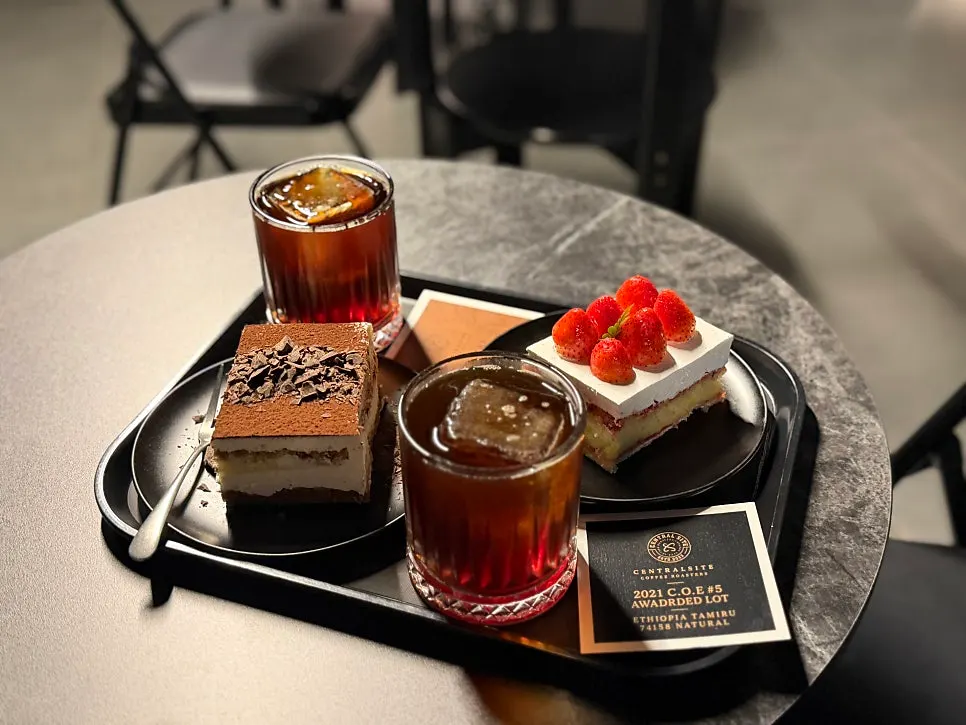 Table scene at the end of the Yeonnam-dong café date