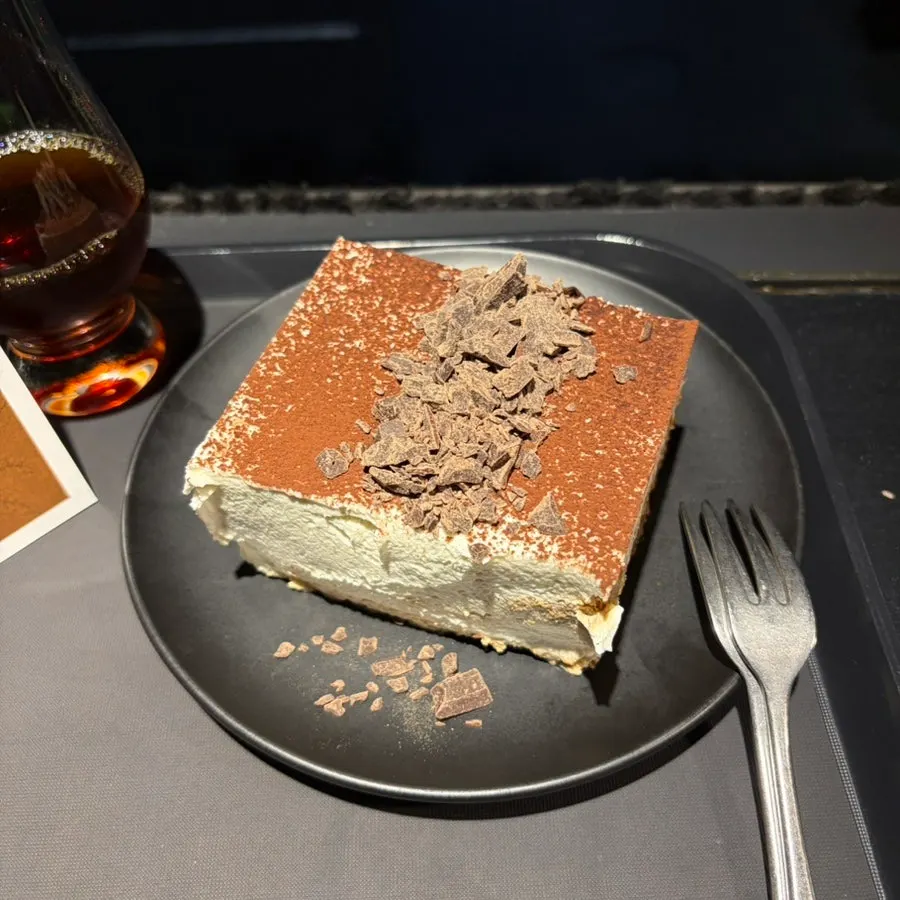 커피 두 잔을 나란히 놓은 모습