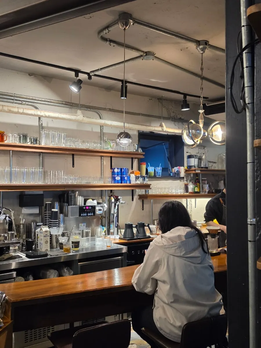 Café bar counter with drip brewing tools