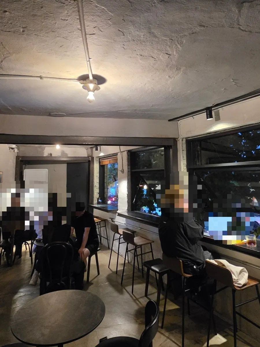 Second-floor lighting with a jazz-bar-like feel