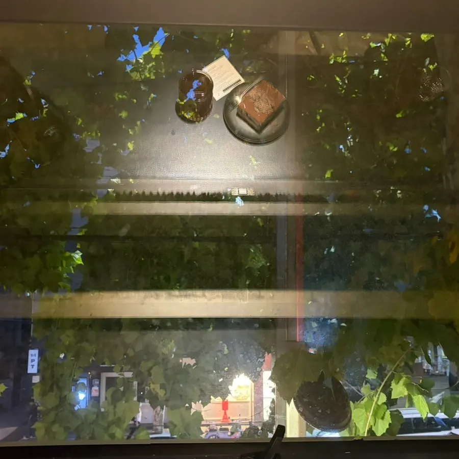 창가 테이블 위 드립커피와 티라미수