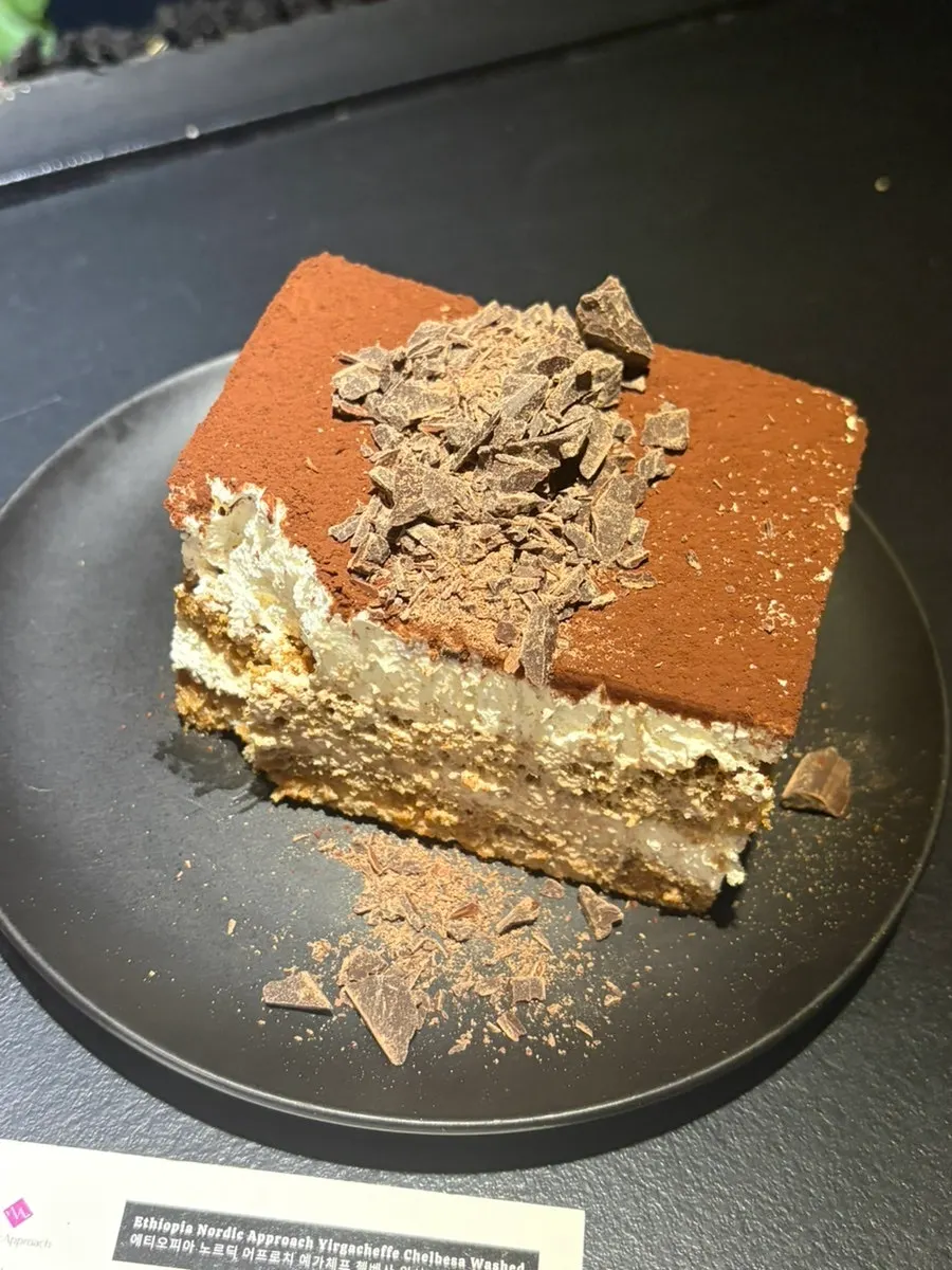 커피 설명 종이와 브루잉 커피 잔
