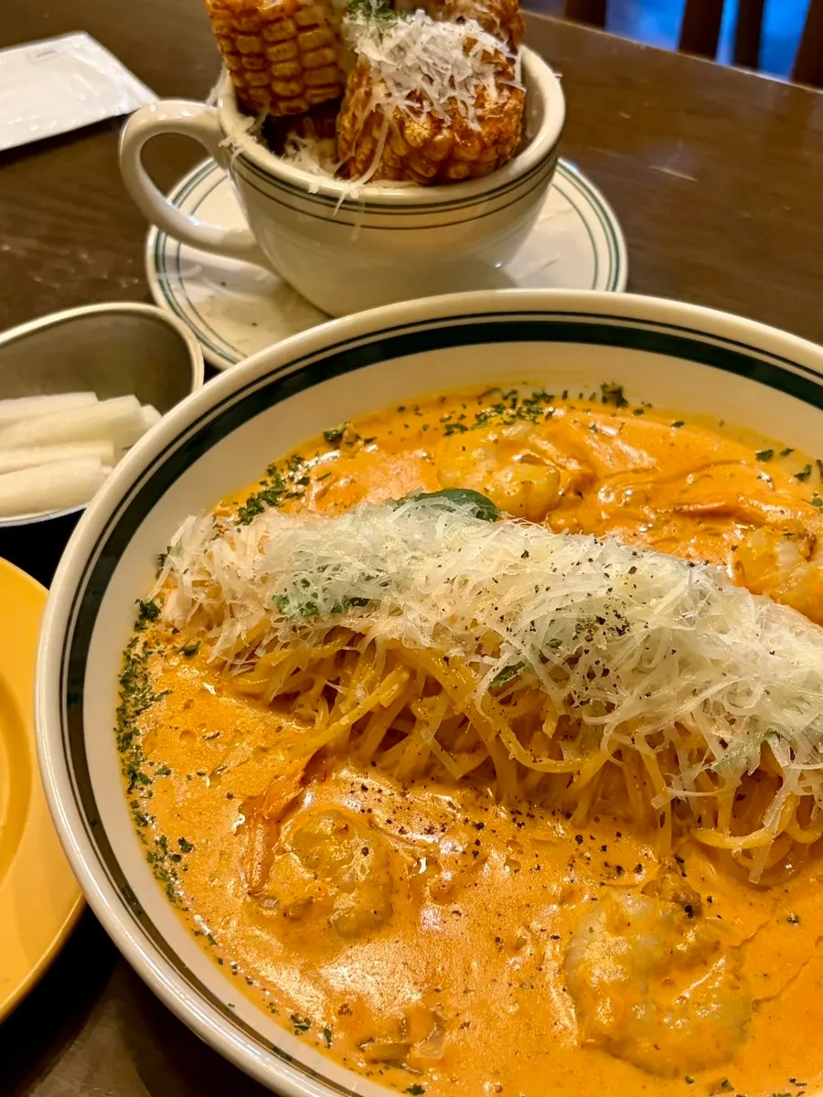 Cajun shrimp rosé pasta with side dish