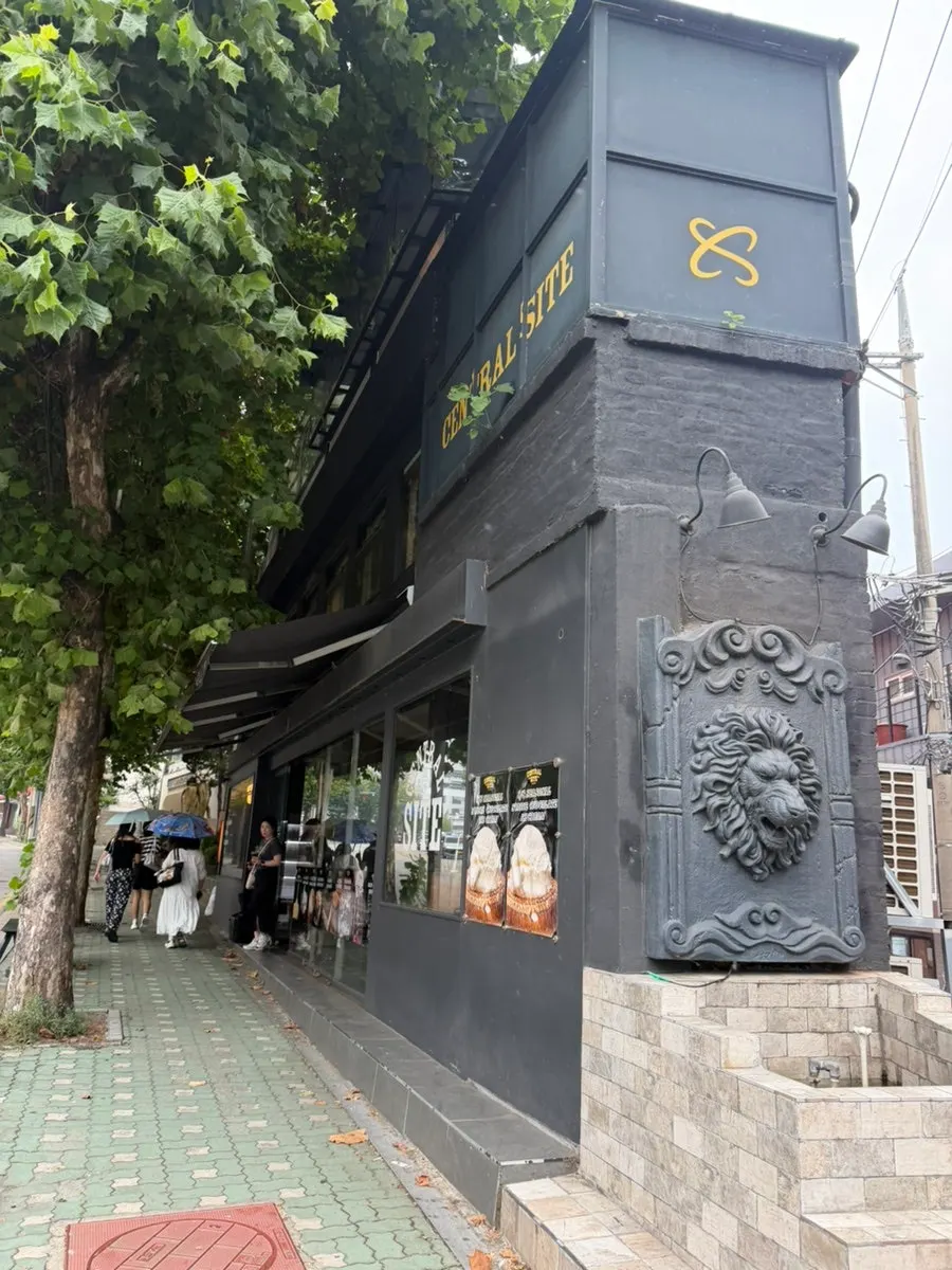 Exterior of Central Site Yeonnam café in Yeonnam-dong