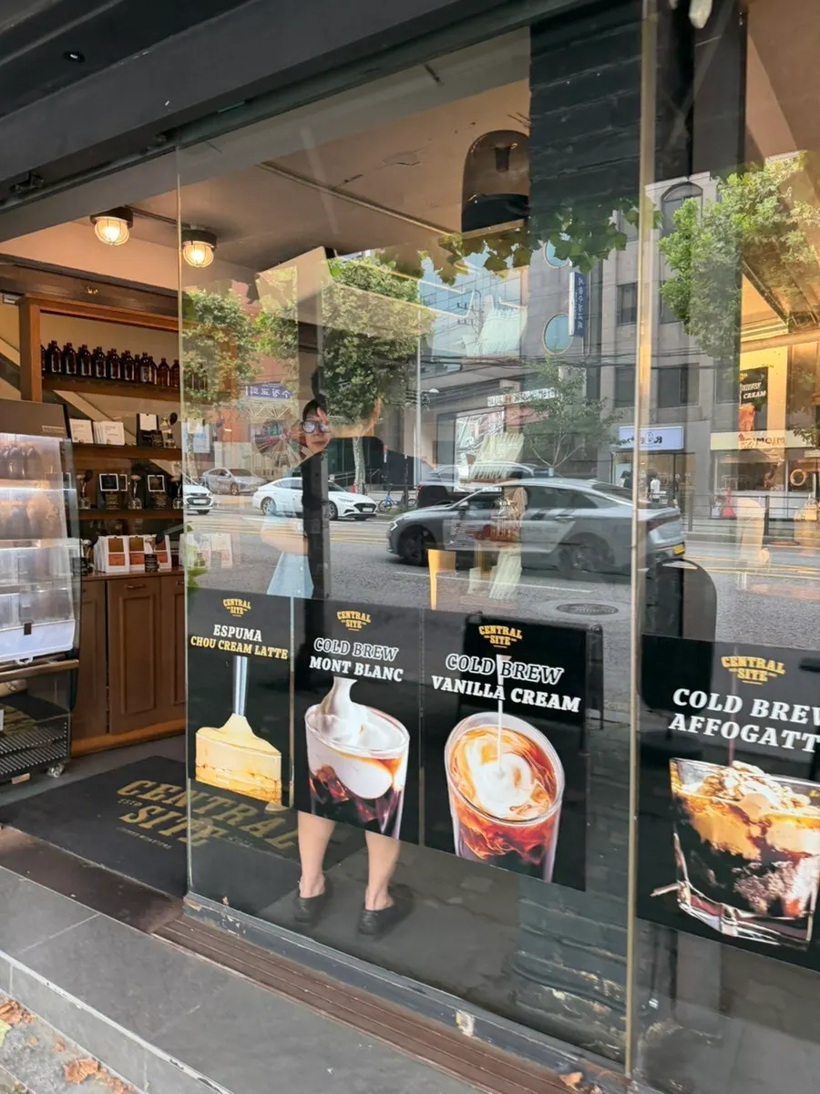 First-floor brewing bar and roasting space at Central Site Yeonnam