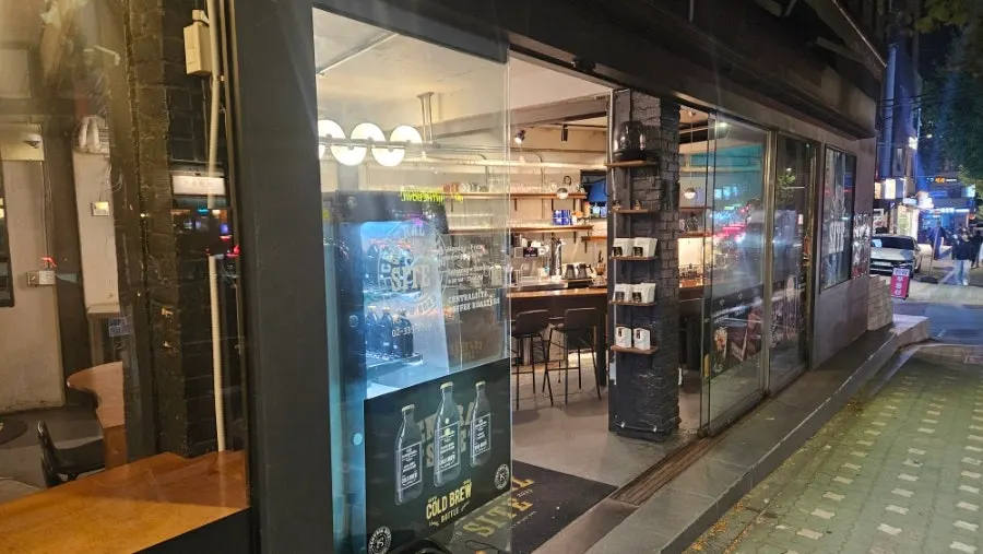 Exterior of Central Site Yeonnam, a roastery café in Yeonnam-dong