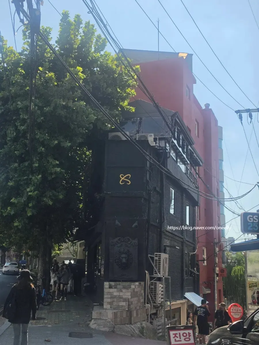 연남동 골목의 센트럴사이트 연남점 외관