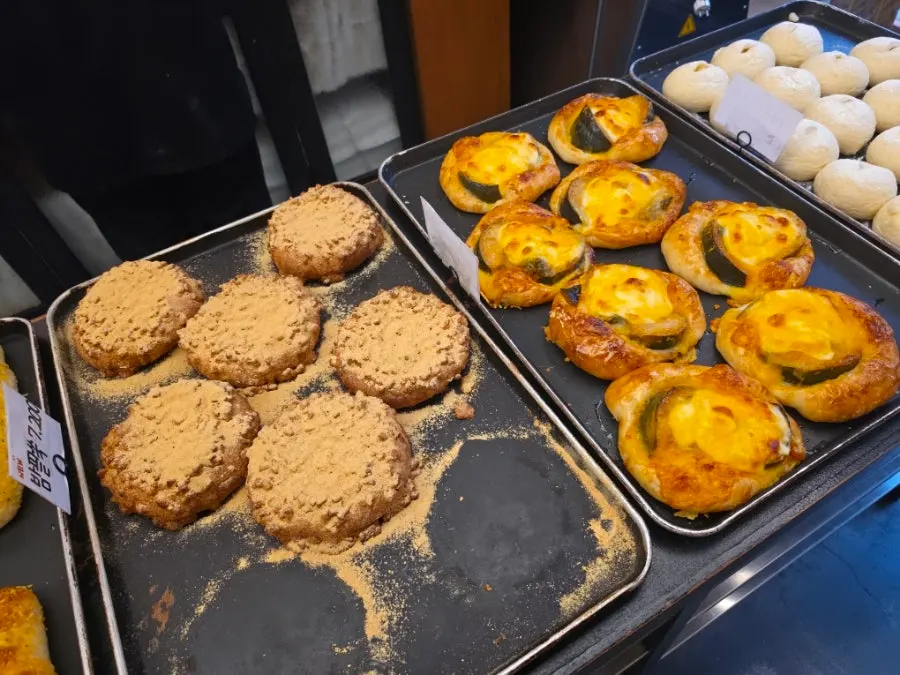 만동제과 베이커리 진열 빵