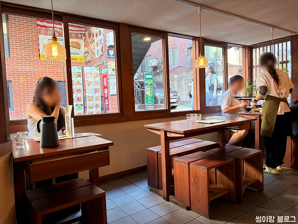 Restaurant seating layout with bar seats and tables