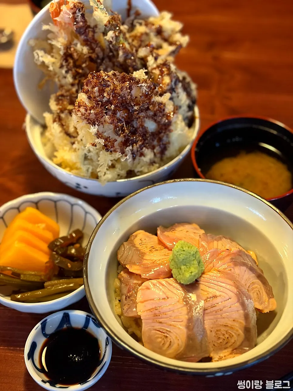 Abburi sake-don and tendon placed together on the table