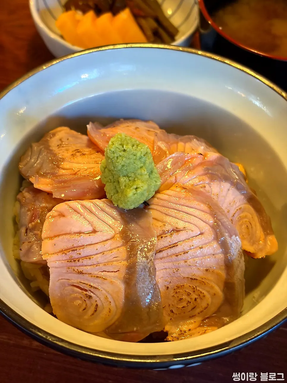 A bowl of abburi sake-don covered with thick salmon