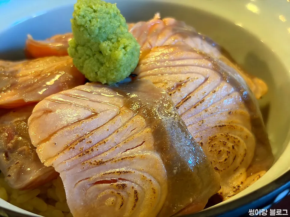 Side view showing the thickness of the salmon in abburi sake-don