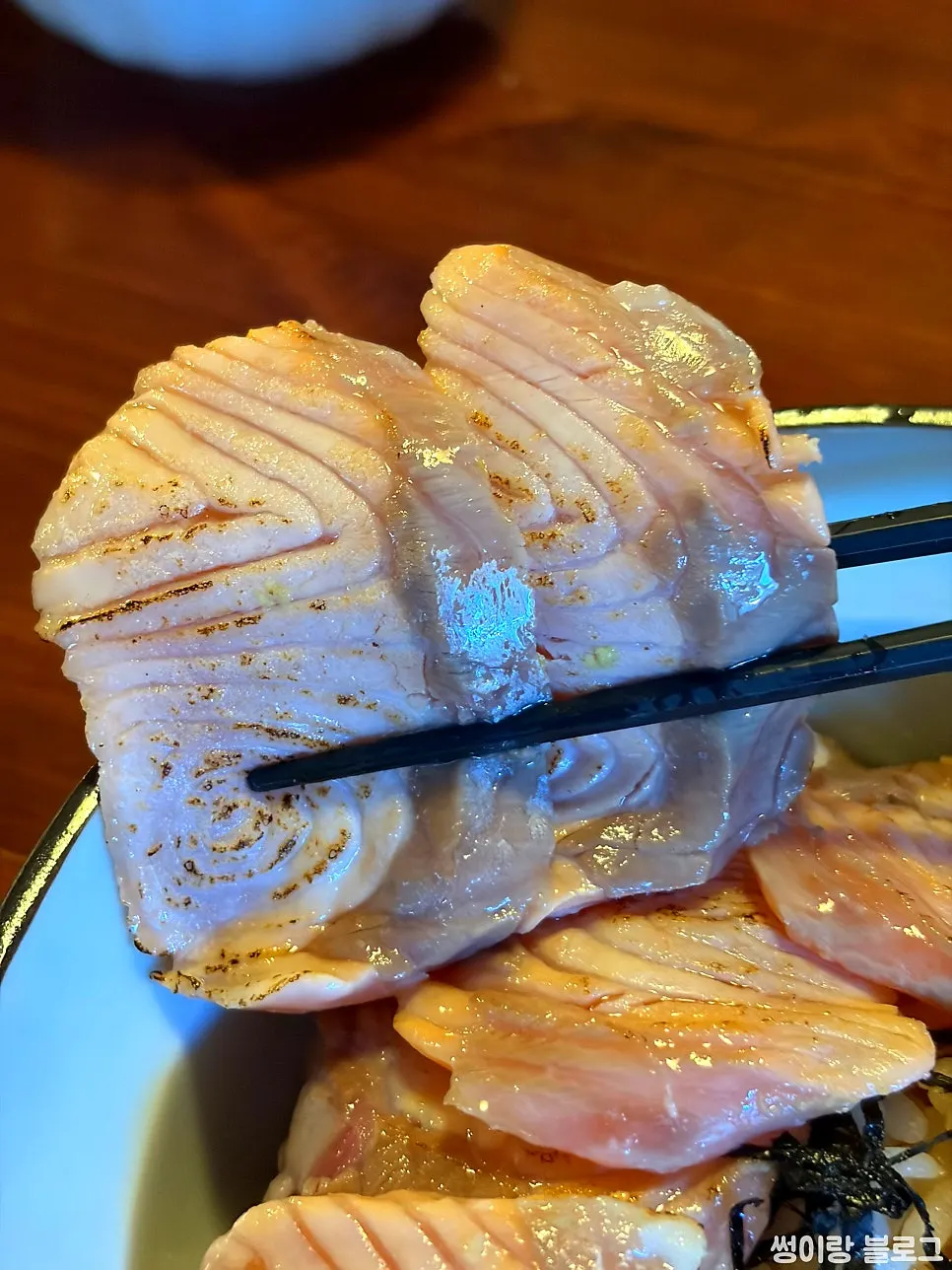 Close-up of the seared surface of the abburi sake-don salmon