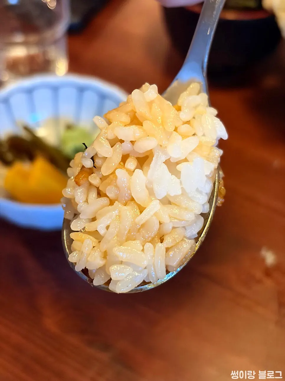 A bite of abburi sake-don with rice