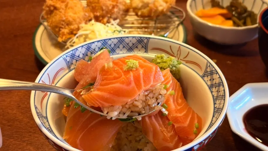Sake tarako don with thick-cut salmon