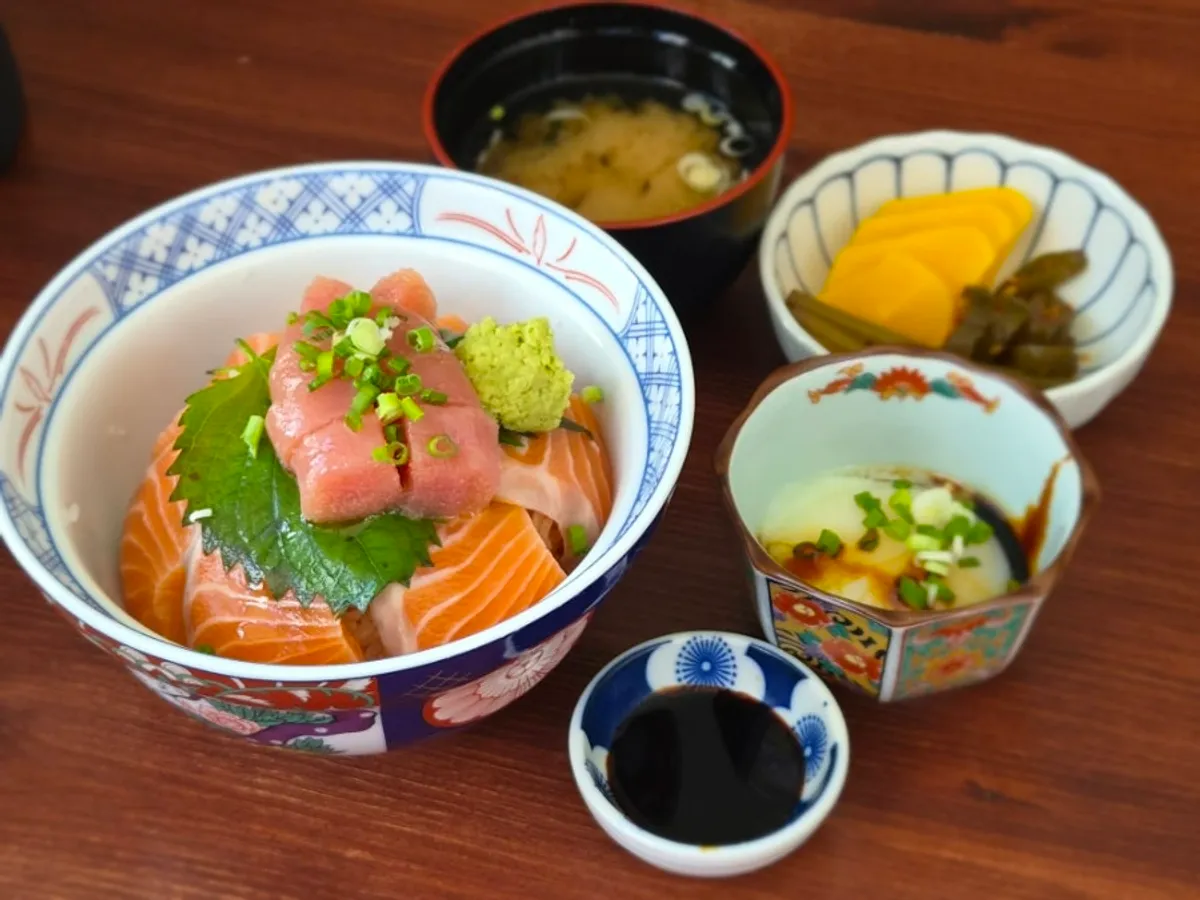 A bowl of sake tarako-don at Jongno Donburi Yeonnam