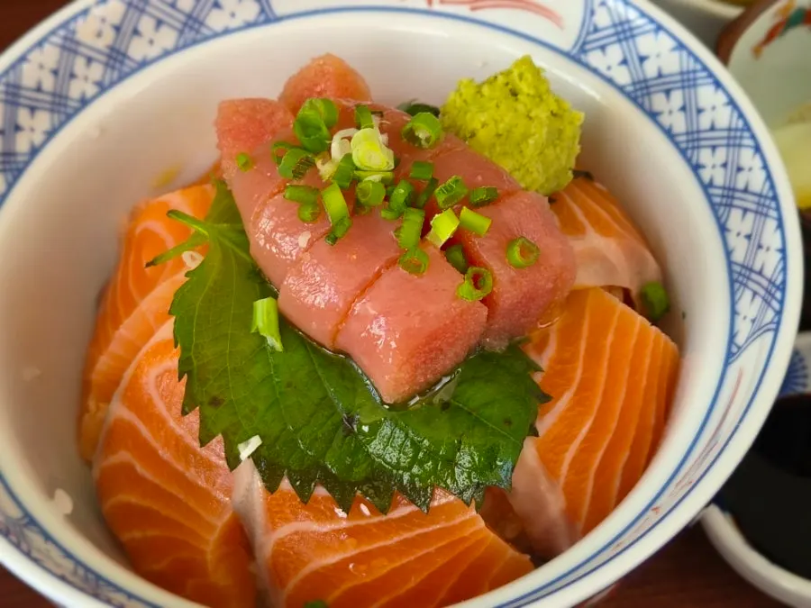 Sake tarako-don topped with salmon and cod roe