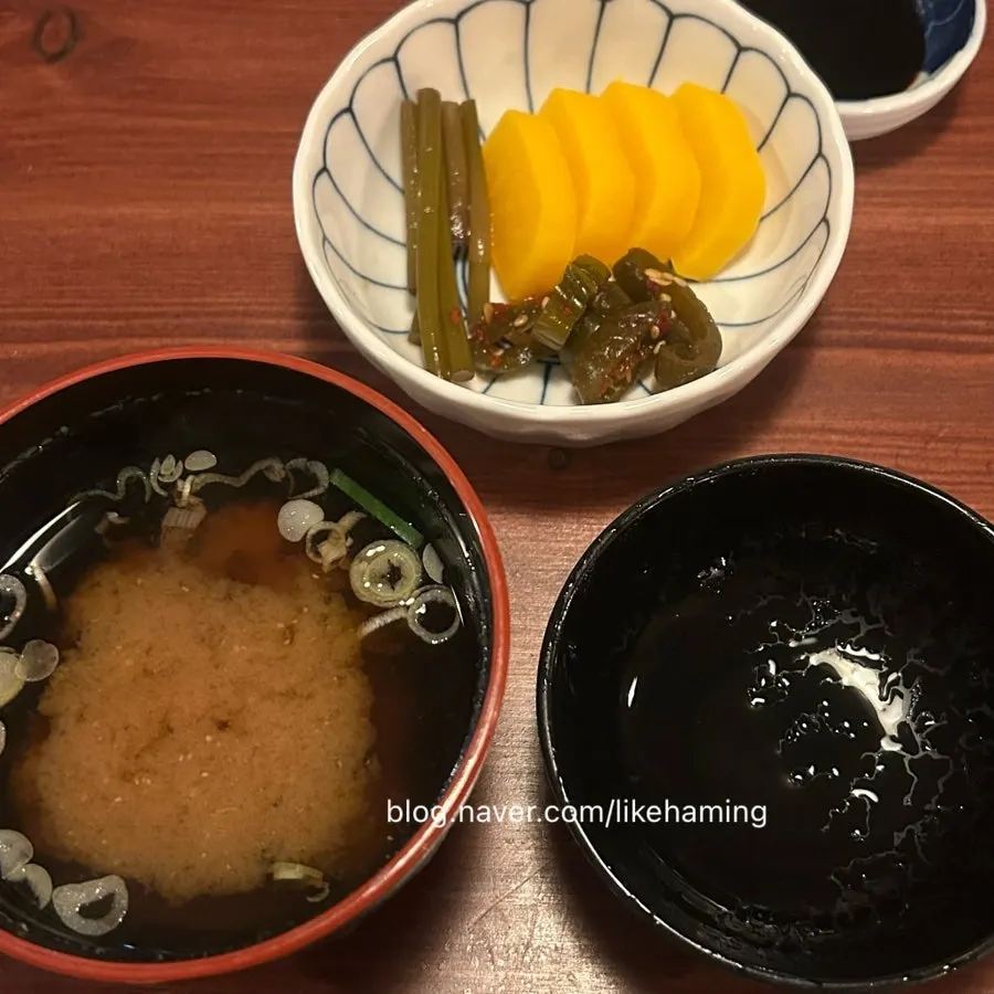 테이블에 놓인 장국과 장아찌 접시