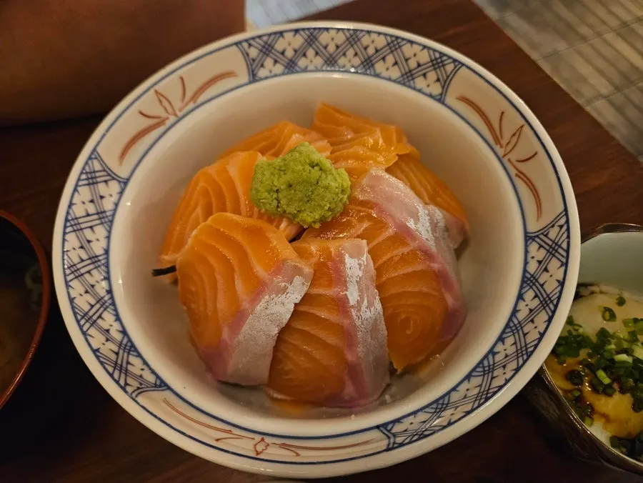 푸짐하게 나온 사케동과 텐동 한 상