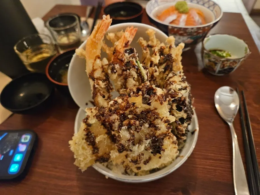 밥과 함께 먹은 사케동 연어 한 점