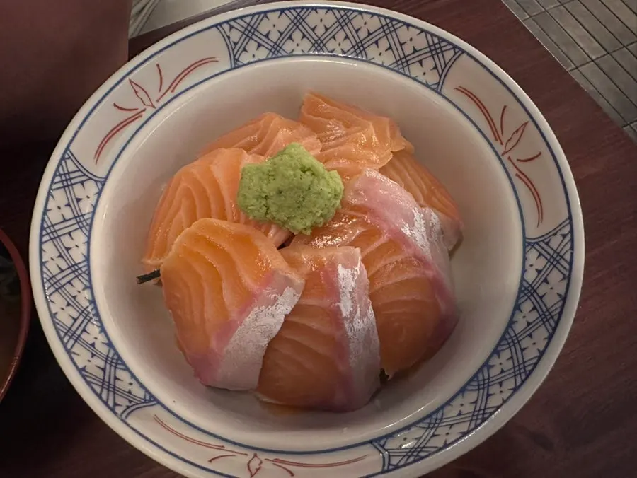 사케동 텐동과 생맥주가 놓인 테이블