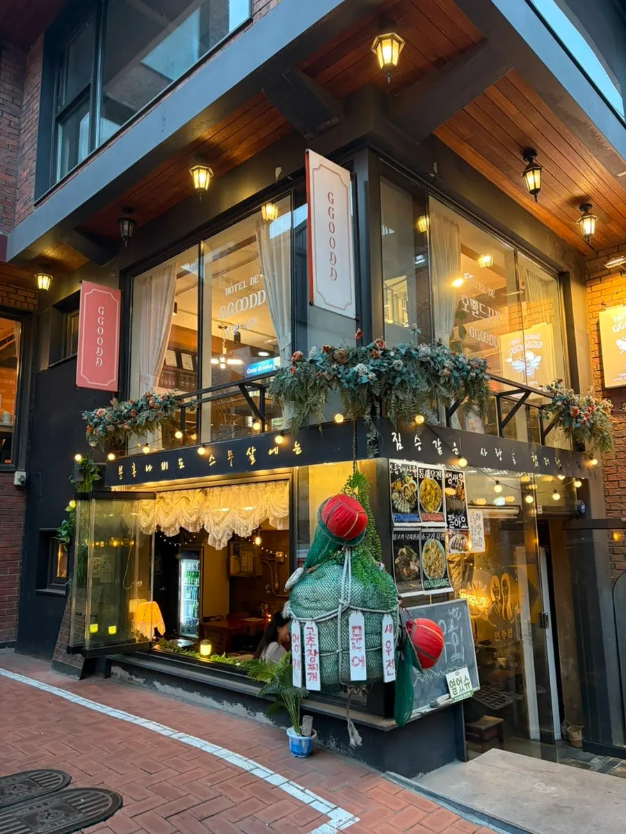 Exterior of Hôtel de Couture, a Western restaurant in Yeonnam-dong