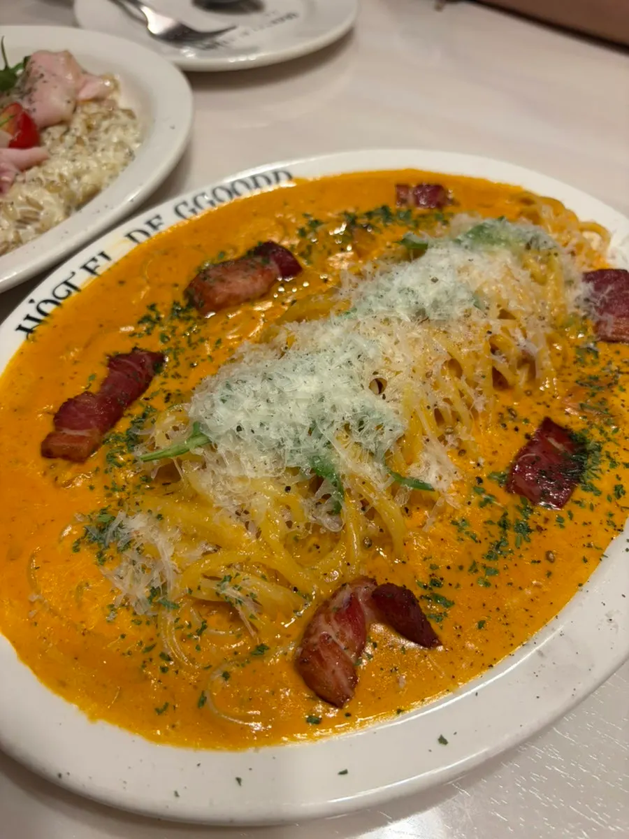 Bacon rosé pasta covered in sauce