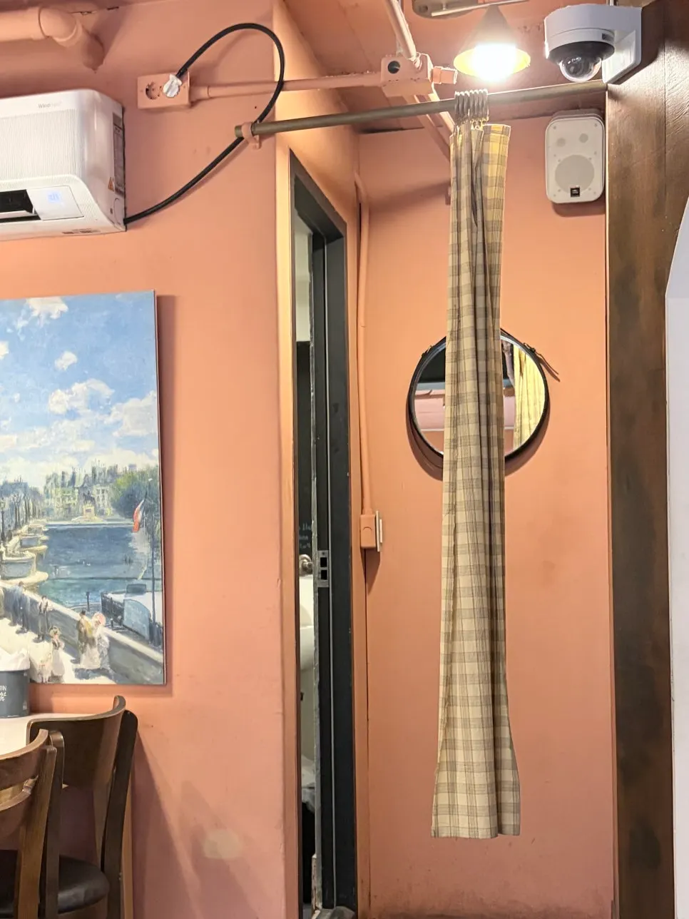Sign pointing to the restroom inside Hôtel de Couture