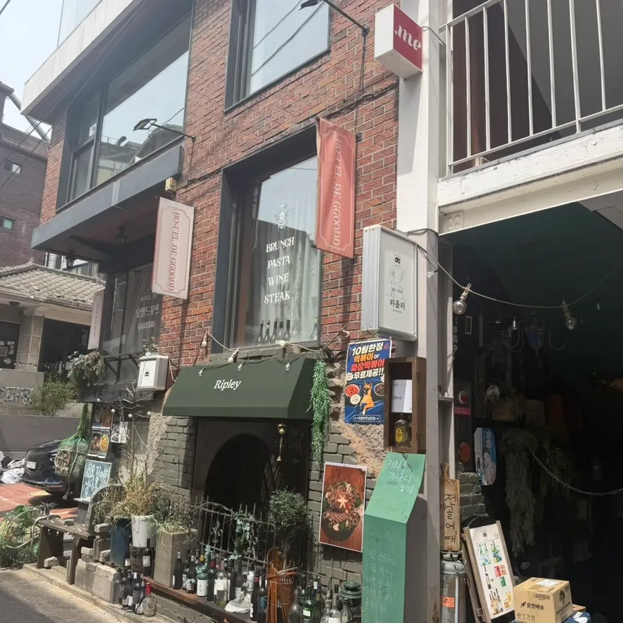 First photo from our visit to Hôtel de Couture in Yeonnam-dong