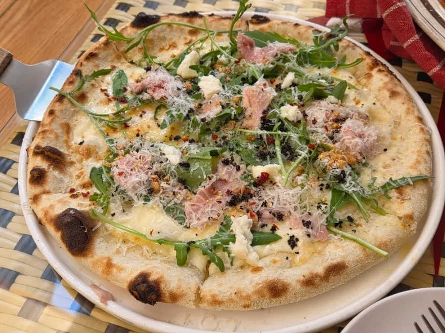House-made jambon ham and arugula pizza with cream base