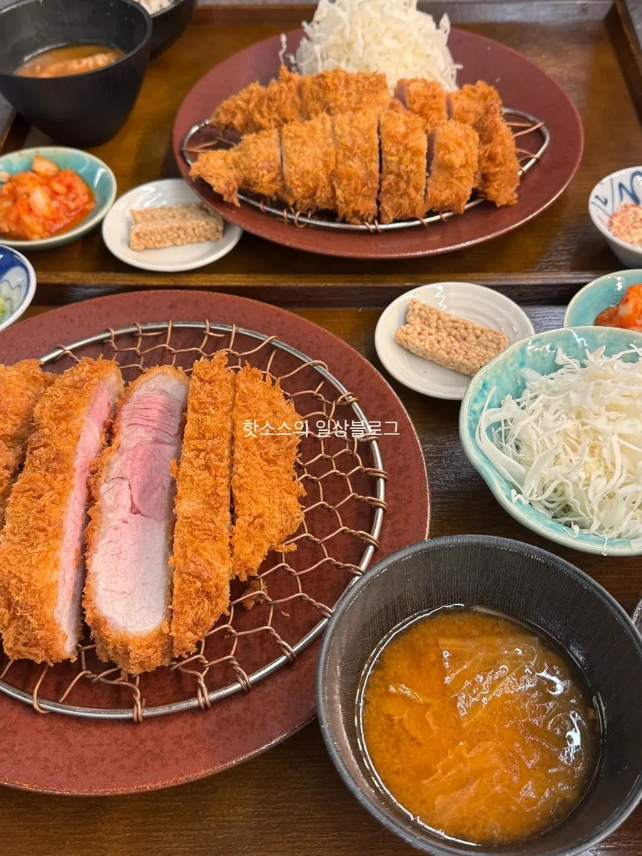 상로스카츠와 히레카츠가 놓인 테이블 한상